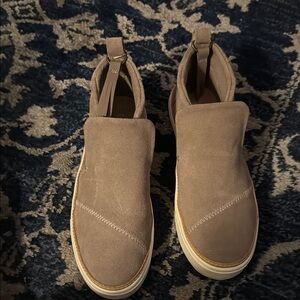 Tom’s Paxton sneaker size 6.5 never worn tan color